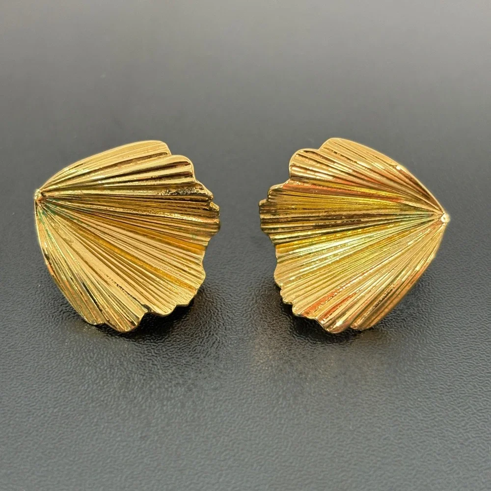 Trifari Women Clip On Earrings OS Gold Shell Vintage‎ Ribbed Scalloped 9404